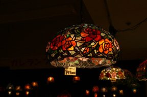 ランプでお部屋の雰囲気を変えてくれるステンドグラスランプ